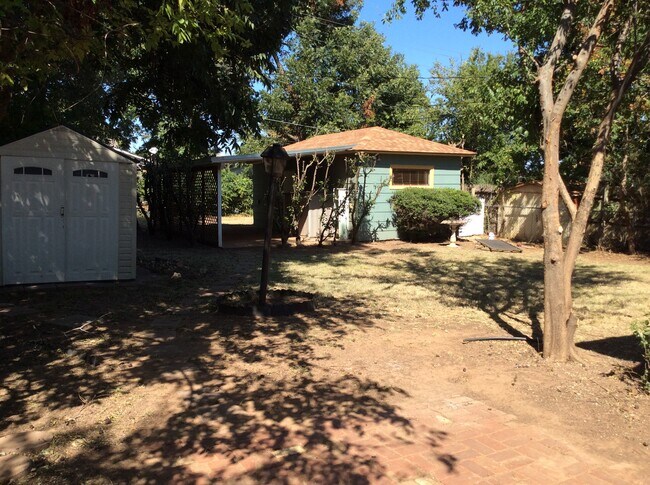 Building Photo - 111 E 12th St