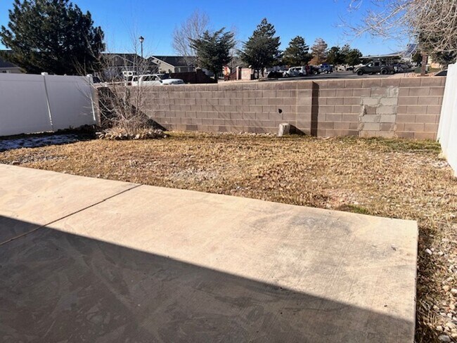 Building Photo - 3 Bed 2 bathroom house