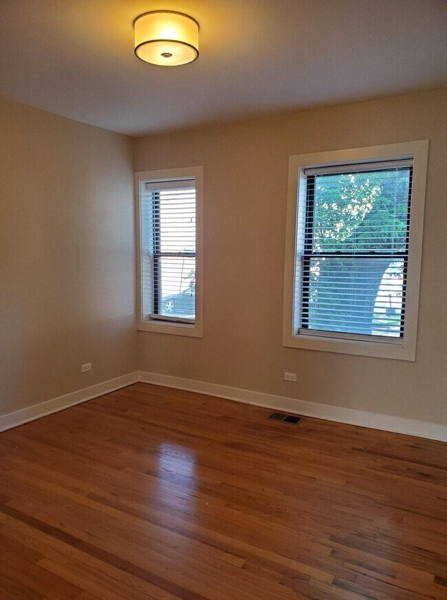 Building Photo - 3609.5 N Lakewood Ave