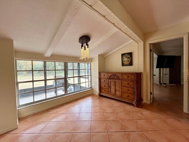 Building Photo - 3 bed/ 2 bath Beauty!