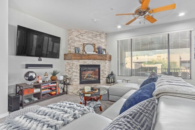 Building Photo - Beautiful Scottsdale townhome with perfect...