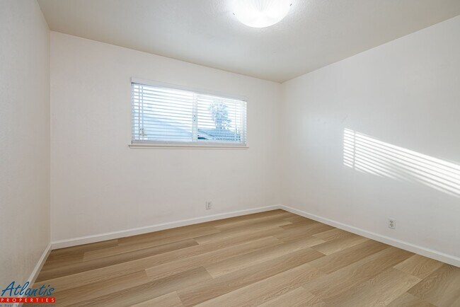 Building Photo - Beautiful & Spacious Home | LVP Flooring |...