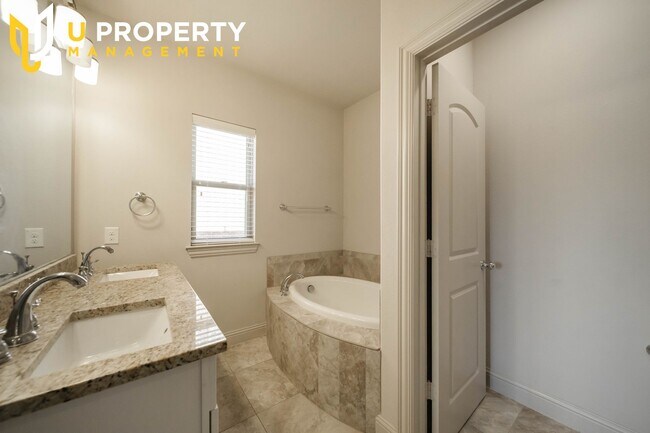 Building Photo - 2745 Troutt Dr