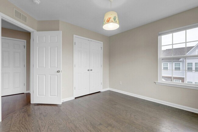 Building Photo - 704 Cottonwood Ct