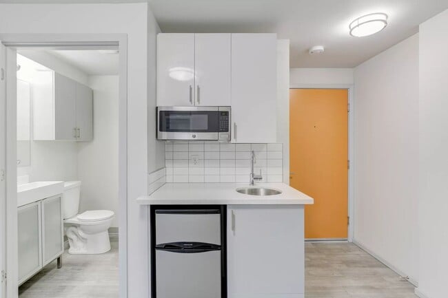 Interior Photo - 2371 Franklin Apartments in Eastlake