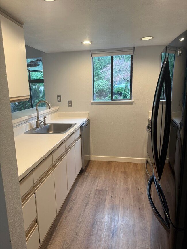 Building Photo - Condo near the beach - top floor