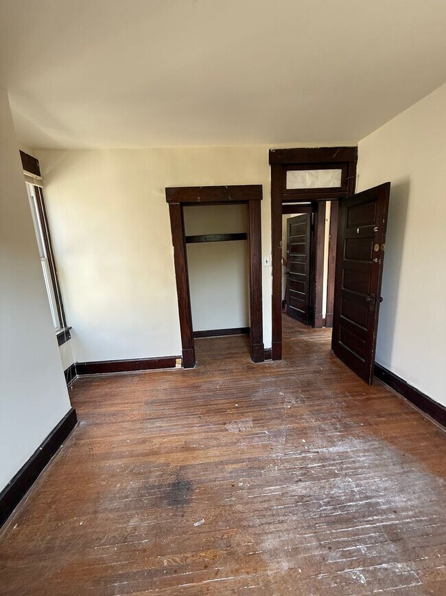 Building Photo - 3 bedroom 1 bath single family home with yard.