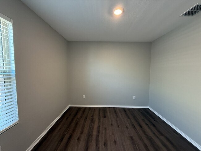 Building Photo - 413 Everglades St