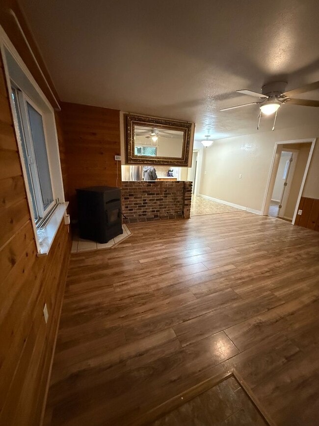 Building Photo - Newly Updated! 3 Bed/2 Bath House on a Lar...