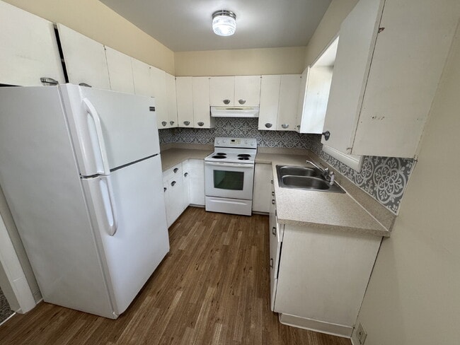 Building Photo - 3 Bedroom 1 Bath House on Large Lot