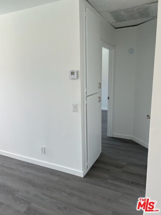 Building Photo - 100 S Doheny Dr