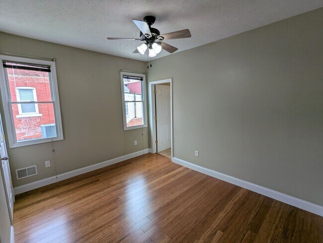 Building Photo - Spacious 2 Bedroom, 2.5 Bathroom Single Family Home (South Side Flats)