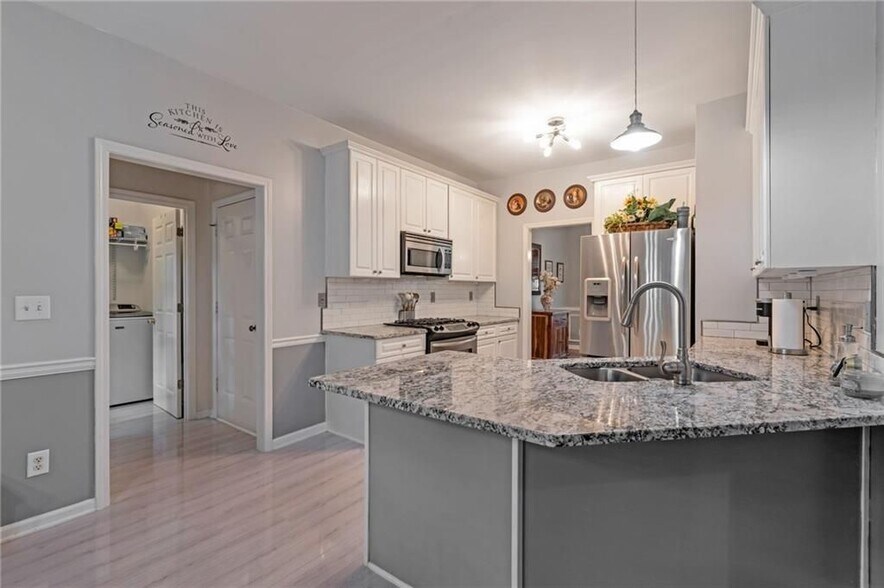 Building Photo - 69 New Brunswick Ct NE