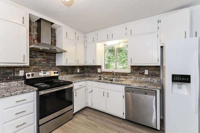 Building Photo - 203 Lucan Way