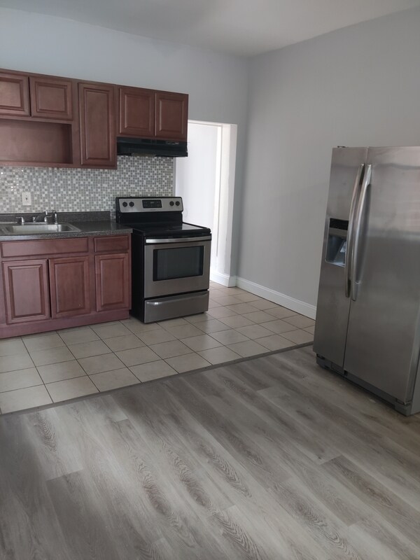 Building Photo - 628 N 55th St