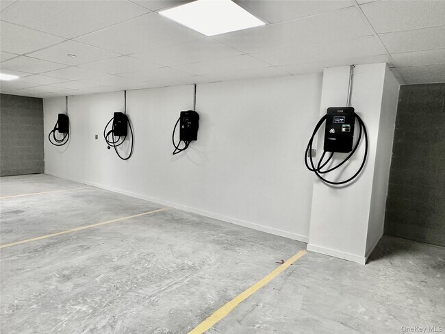 Building Photo - 585 Main St