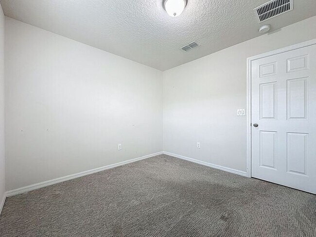 Building Photo - Spacious Townhome for Rent in Tapestry