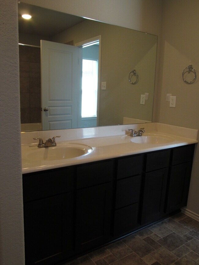 Building Photo - 3 BEDROOM, CONVENIENT TO SCOTT & WHITE