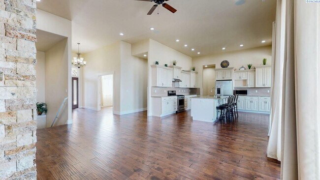 Building Photo - 4 bed, 4 bath home in Kennewick