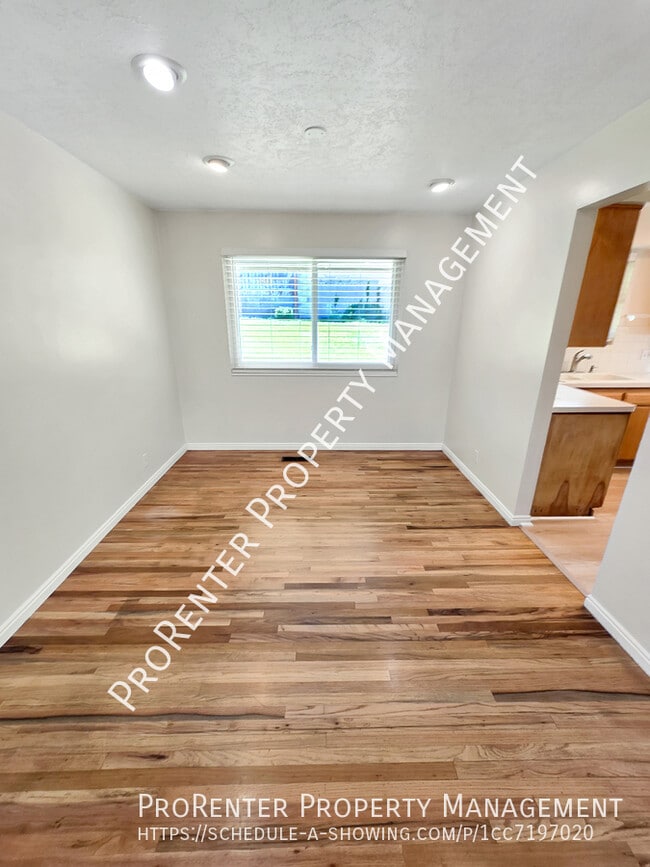 Building Photo - 1094 Beverly Way