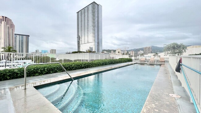 Building Photo - MOVE-IN READY 1 BED/1 BATH/1 PRKG IN 909! ...