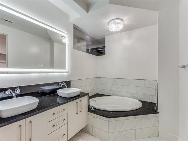 Building Photo - 2600 W 7th St