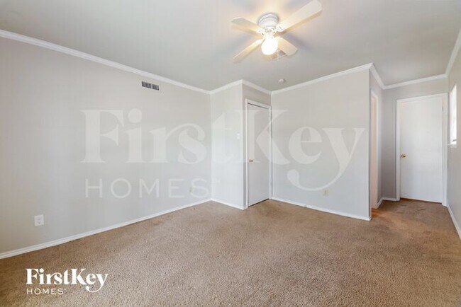 Building Photo - 3317 Kenwood Dr