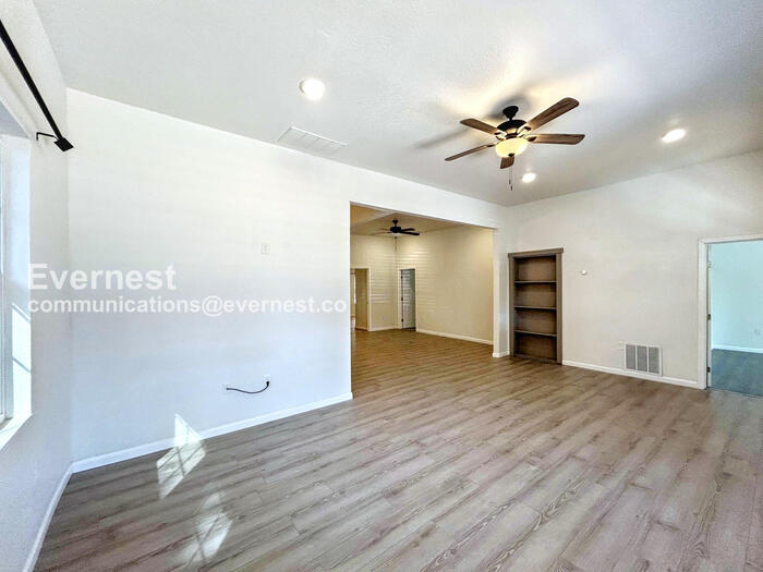 Building Photo - 207 University Ave.