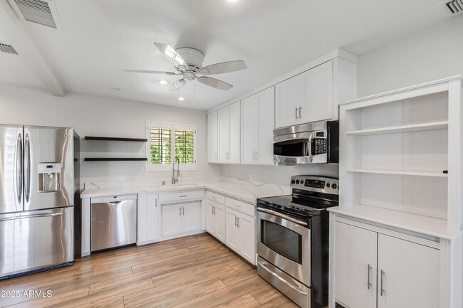 Building Photo - 808 E Cavalier Dr