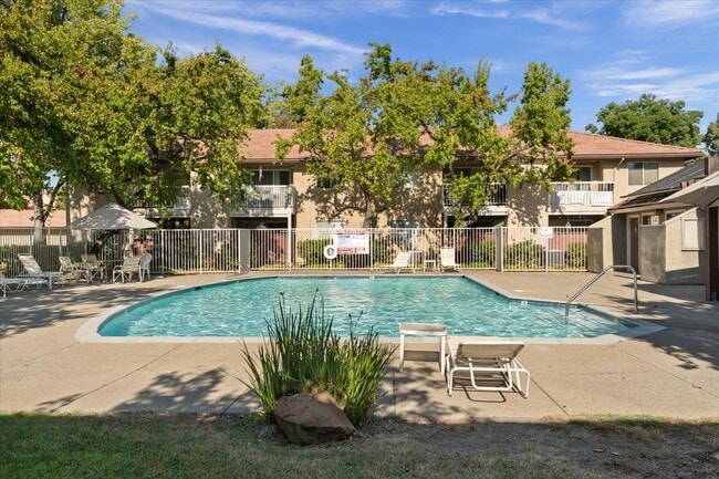 Building Photo - 1446 Chateau Common