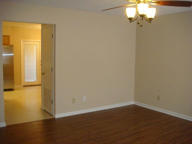 Building Photo - 1042 Chinook St