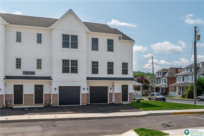 Building Photo - 560 Long St