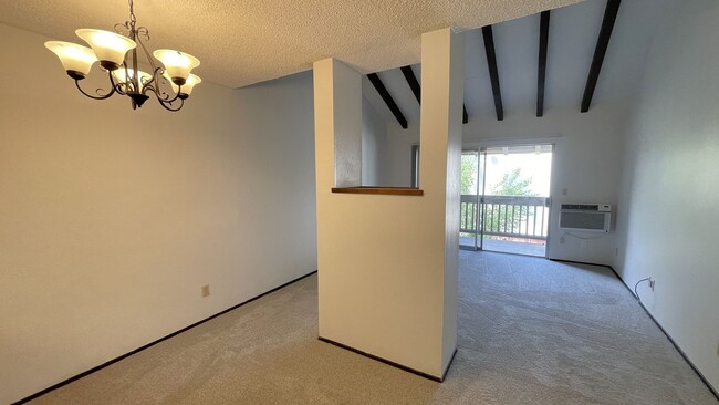Building Photo - Walnut Creek! 1 bedroom 1 bath  excellent location walk to Bart & Bay Club, minutes to Downtown!