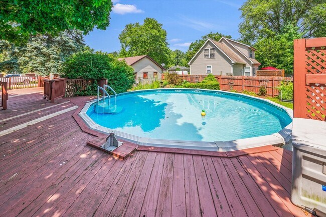 Building Photo - 145 Maple St