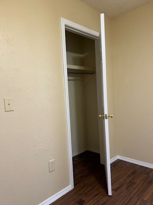 Building Photo - 4 bed 1.5 bath house