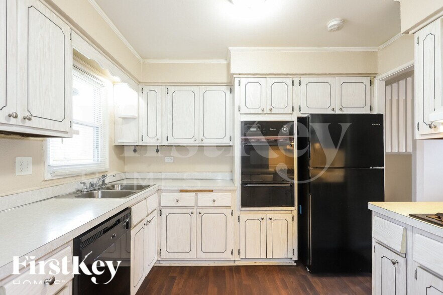 Building Photo - 374 Oswego St