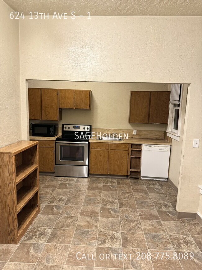 Building Photo - 624 13th Ave S