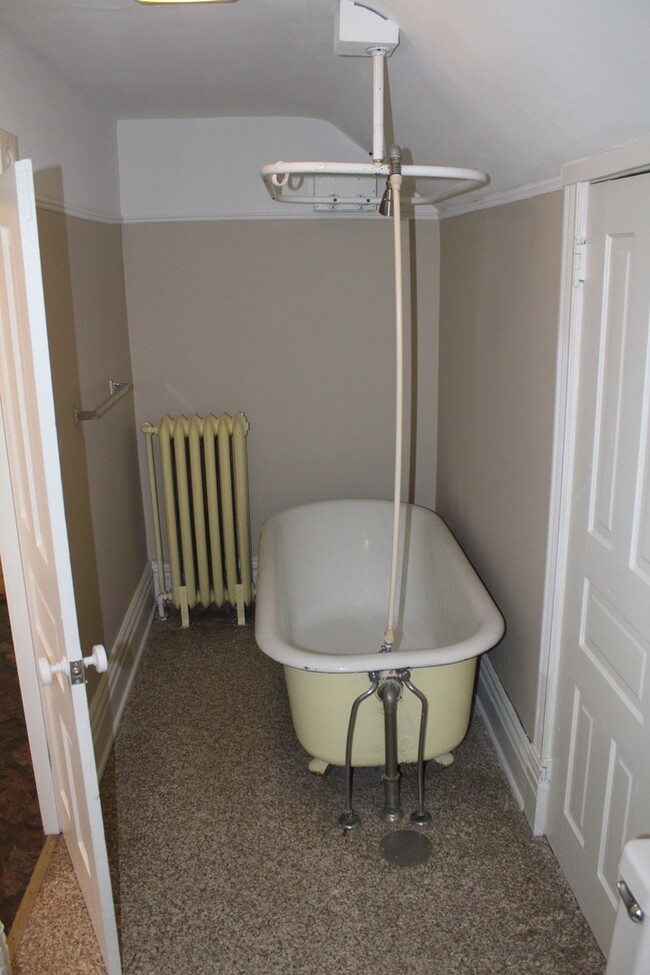 Building Photo - 2 BR Close to Medical Mile with hardwood f...
