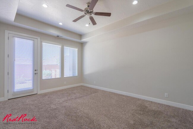 Building Photo - Pet Friendly 4 Bedroom Home! Internet Incl...