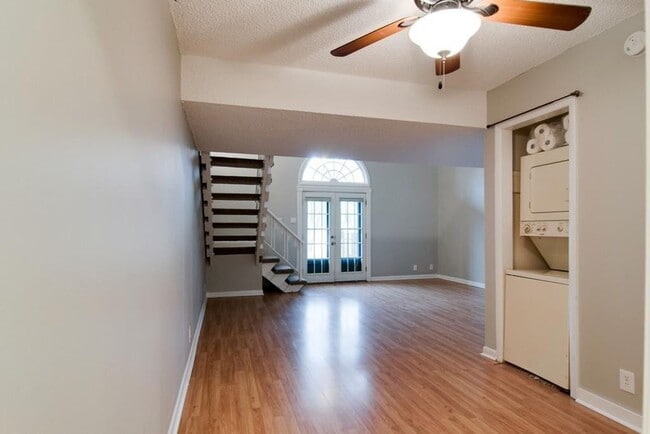 Building Photo - Awesome 1.5-bath condo in Bellevue featuring a private patio overlooking expansive green space.
