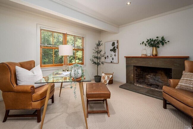 Building Photo - FIVE BEDROOM THREE AND HALF BATH HOME ON C...