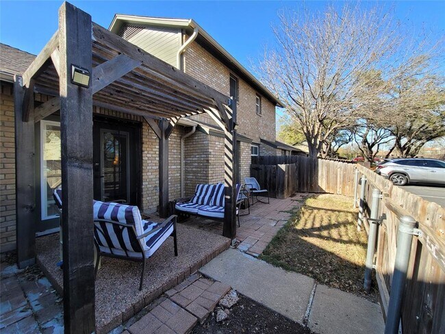 Building Photo - 1015 E Yager Ln