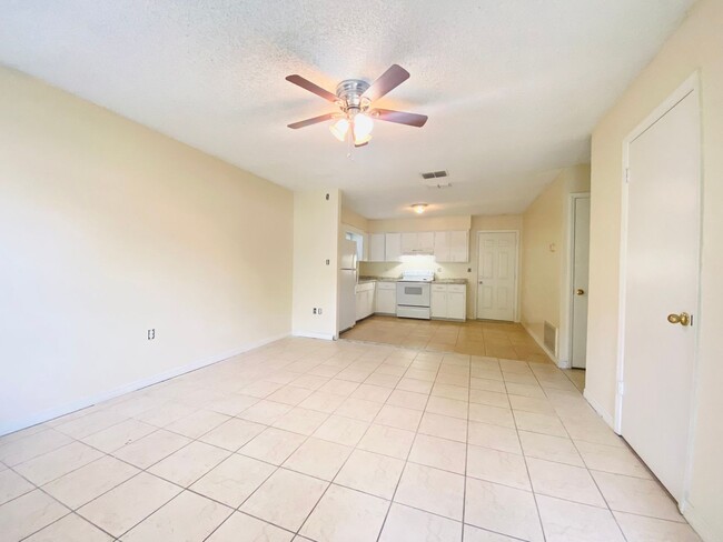 Building Photo - 2 BED / 1 BATH DUPLEX