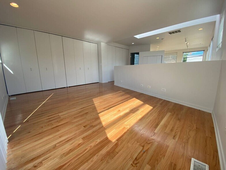 Building Photo - 2212 W Augusta Blvd