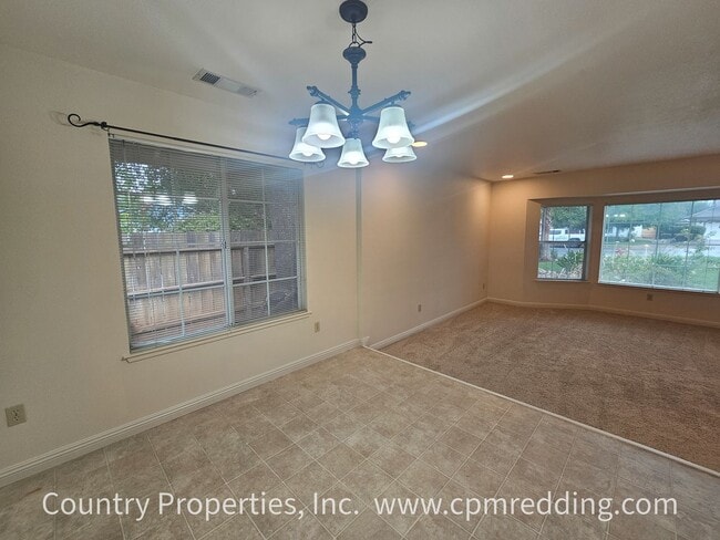 Building Photo - Spacious Home in Saratoga Estates with Lan...