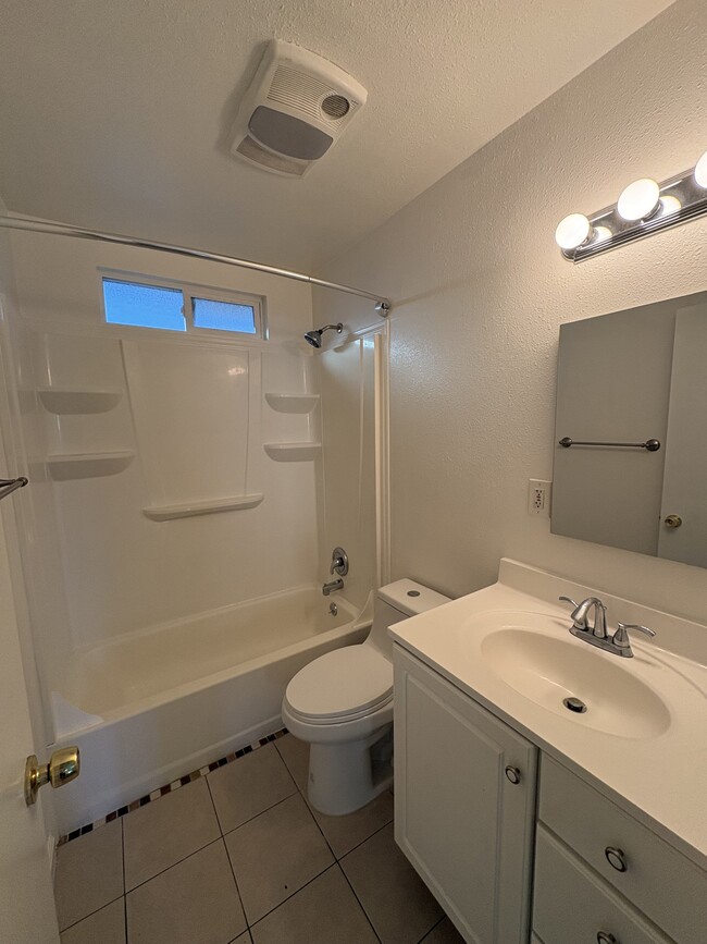 Building Photo - 9 10th St