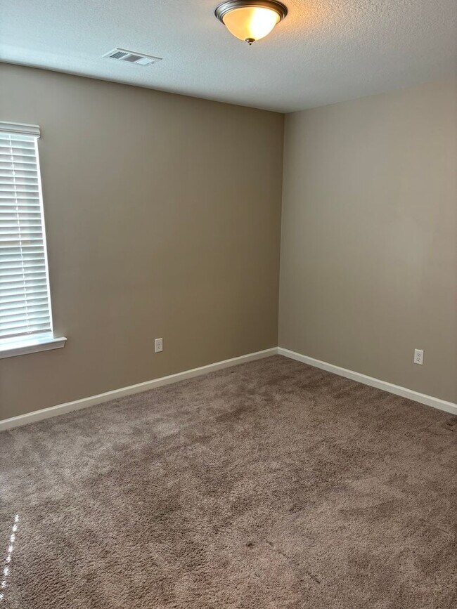 Building Photo - Beautiful home located in a culdesac.