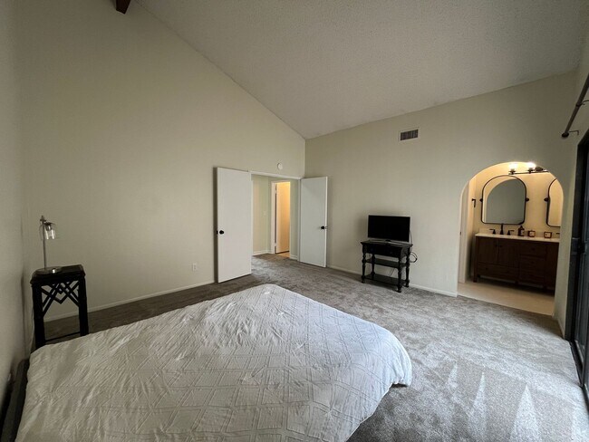 Building Photo - MOVE-IN READY 3+2 w/all appliances, commun...