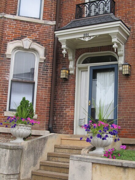 Front of Building - 301 W 2nd St