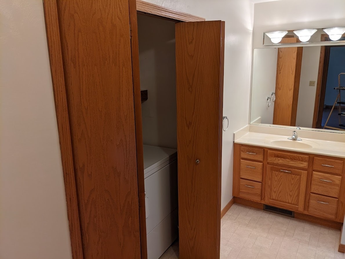 Laundry in main bathroom - 705 Taylor St